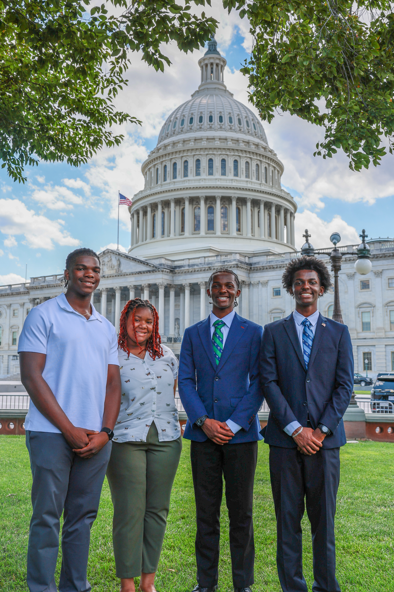 Fairfield Electric's 4 Youth Tour delegates in front of the U.S. Capitol building